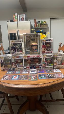 8 Funko POPS & 11 Football & 3 Basketball cards