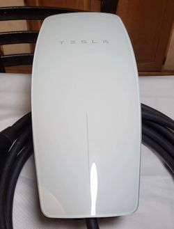 Tesla Universal Wall Connector 1734412-02-E  Charging Station 24-ft *For Parts*
