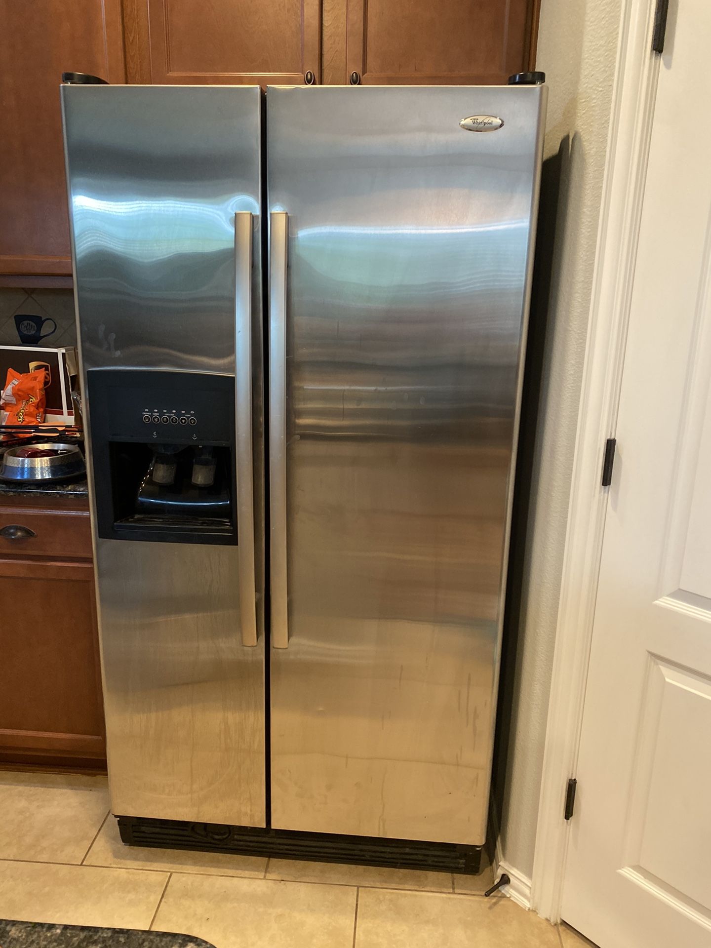 Whirlpool fridge/freezer Largest Capacity for Sale in Oak Point, TX