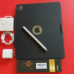 Apple IPad Pro 12.9” 4th Generation (2020 Model/ Face ID/Liquid Retina) 256GB with pen, keyboard & Accessories 