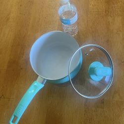 Pan, 2.5-Quart Saucepan with a Vented Glass Lid. Ceramic Nonstick, Dishwasher Safe, Turquoise by Tasty. In Very Good Condition !!
