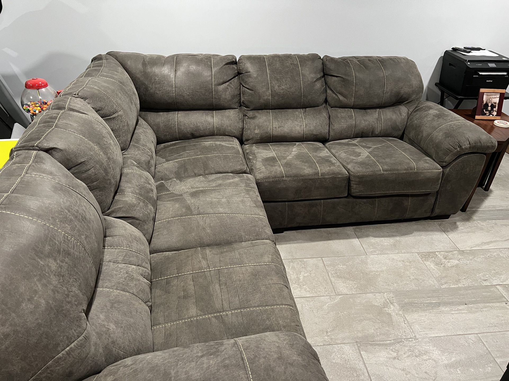Great Condition Gray Catnapper 2-Piece Sectional 