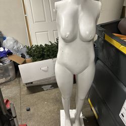 Maternity/plus size mannequin