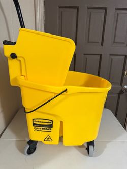 Rubbermaid WaveBrake 35 qt Mop Bucket
