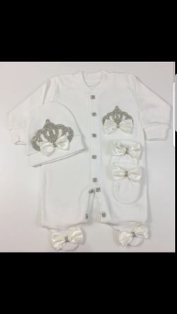 Gorgeous 3 pcs baby girl/boy set size 0-3 months- great for Christening