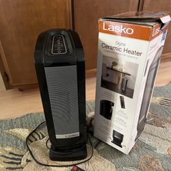 Lasko Digital Ceramic Space Heater with remote and box