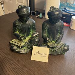 Austin Bookshelf, Statues