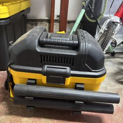DEWALT DXV04T Portable 4 Gallon Wet/Dry Vacuum, Yellow