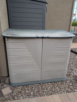 Rubbermaid storage container