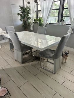 City Furniture White Gloss Dining Table with 4 Gray leather Chairs