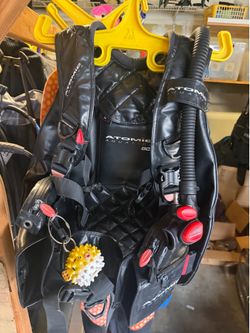 Atomic scuba BCD, size M, in excellent condition. Includes BPI.