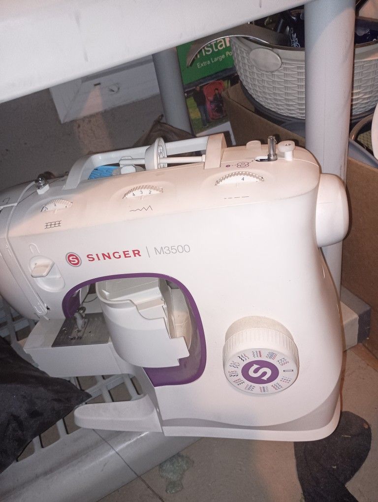 Singer M3500 New With Bobbing Container