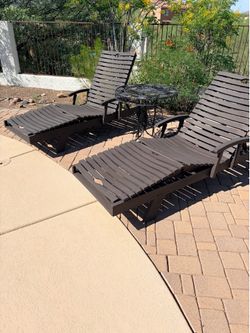 Wooden lounge chair set with table