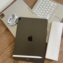 Apple iPad Air 5th Generation (M1 chip / 2022) 64GB with keyboard, pencil & Accessories 