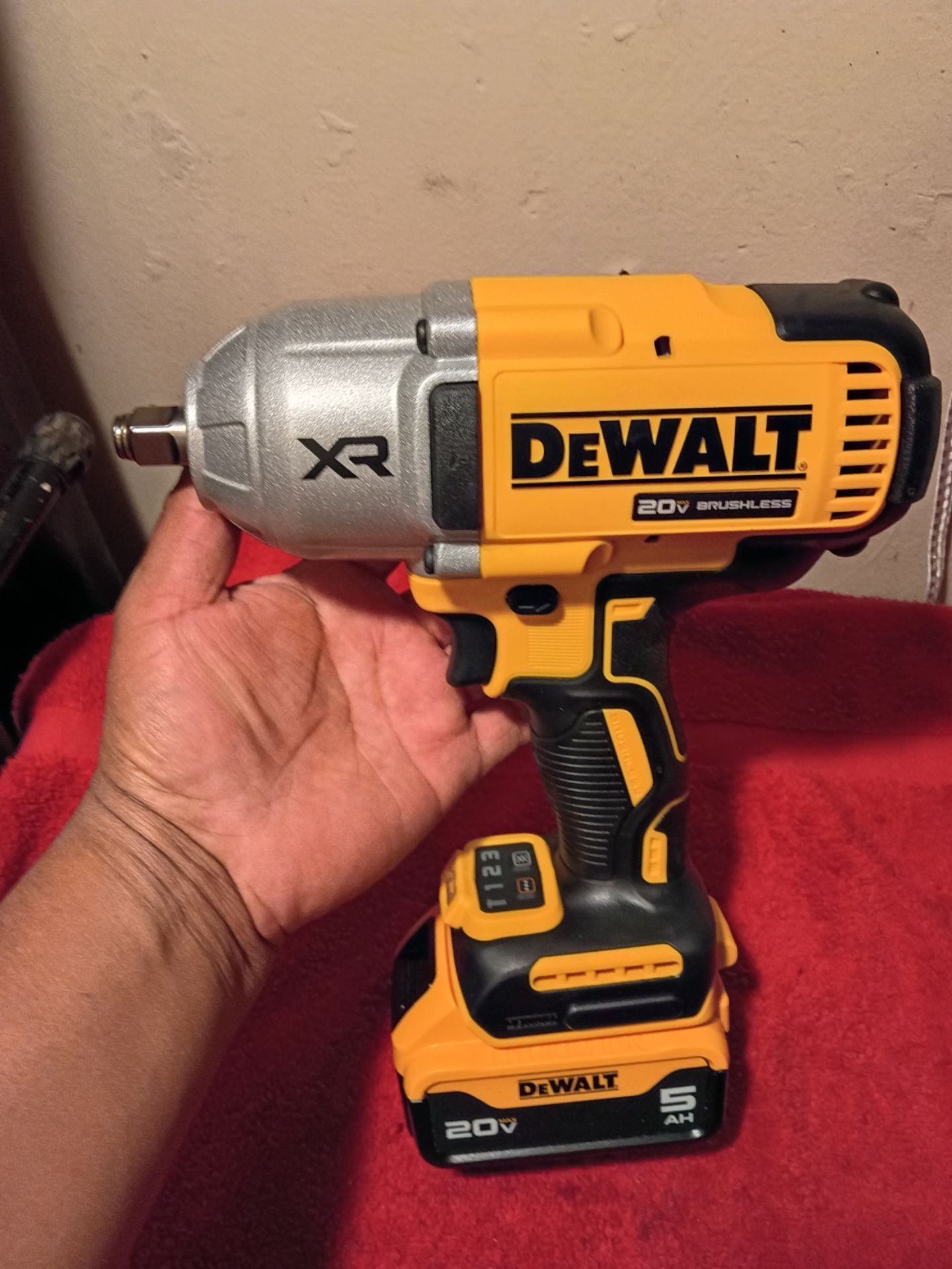 XR 20 VOLT DEWALT BRUSHLESS 1/2 impacto con batería $$320