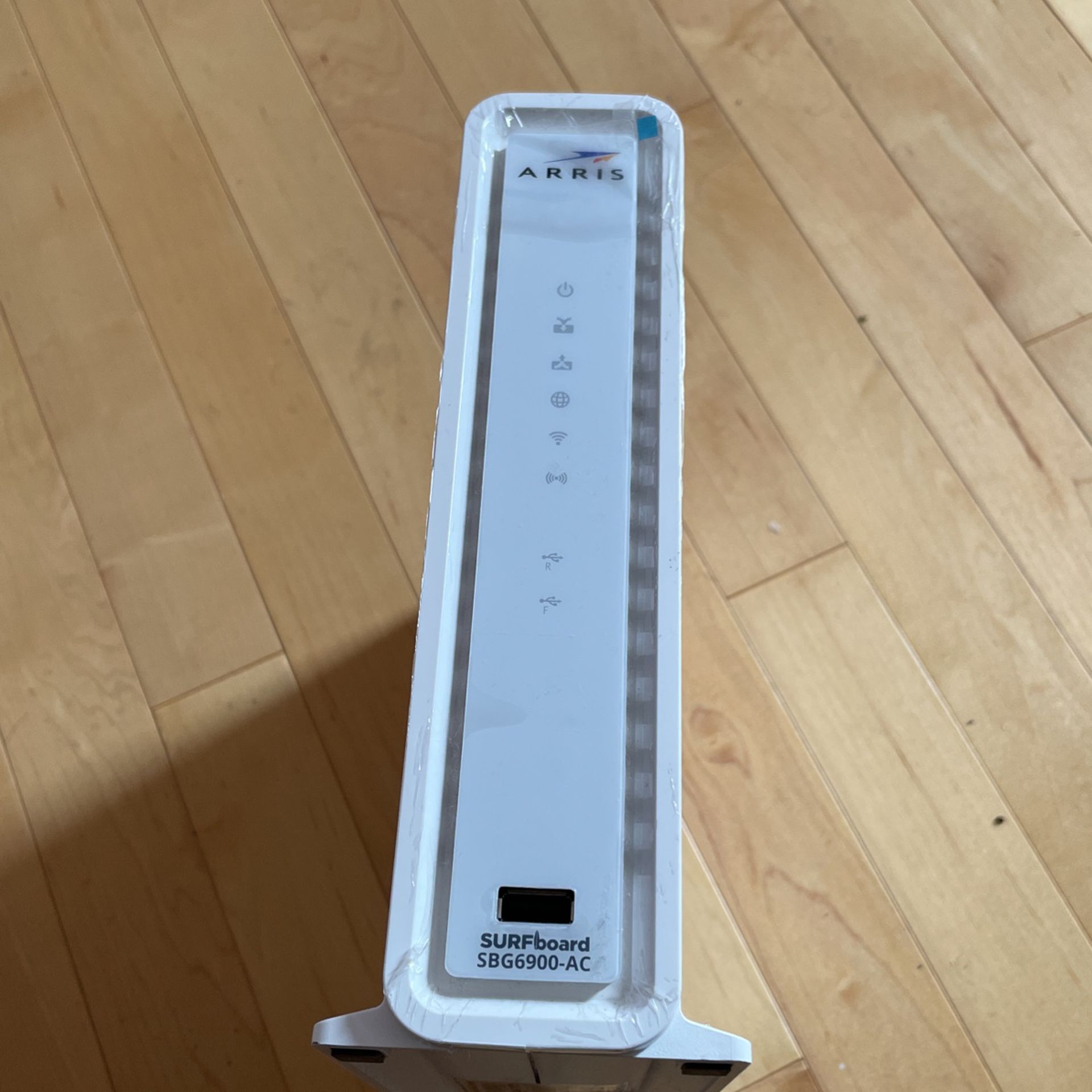 Arris Surfboard White Cable Modem And Wifi router 3.0 