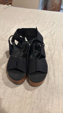 Kelsi Dagger lace up sandals size 8
