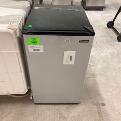 Magic Chef Mini Fridge HMR440SE  1 