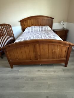 Beautiful And Sturdy Broyhill Bed.  Full To Queen Size