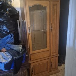 oak hutch or china cabinet featuring a glass-paneled display area and lower storage cabinet. 