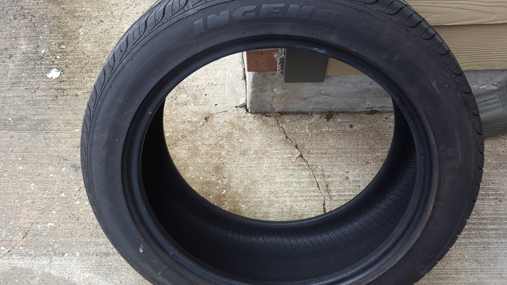 1 x 235/35/17 INGRNA A1 TIRE