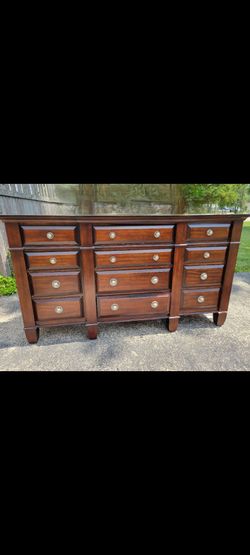 Solid Wood 9-Drawer Double Dresser – Excellent Condition