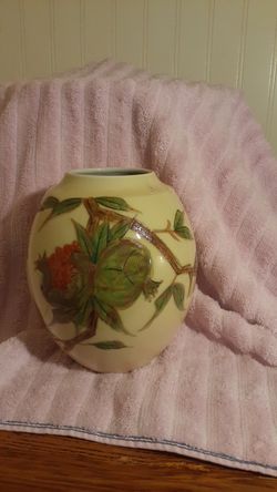 Vintage Chinese Vase. 7.5" Tall. 2lb 9.6oz.
