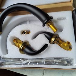 Sumerain Deck Mount Roman Bathtub Faucet In Black And Gold