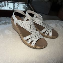 Sketchers Cali Luxe Foam Women’s Wedge Shoe Size 8 - Never Worn