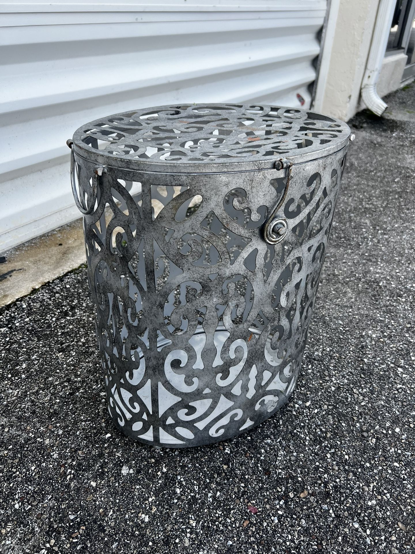 Metal Ornate Flip Top Laundry Basket Hamper Storage! Good condition! 16x11x20in