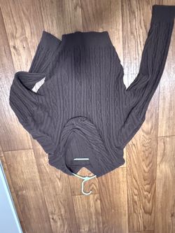 BROWN SWEATSHIRT