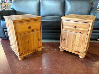 Farmhouse Style Knotty Pine Nightstand (Set of 2)