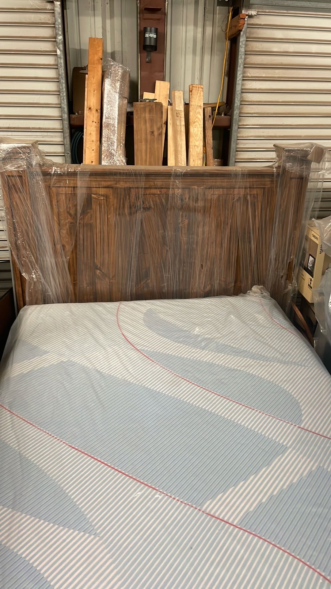 High headbord rustic wood bed