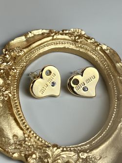 A classic versatile stud earrings for women