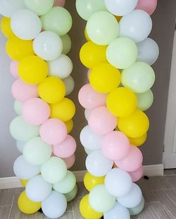 2 balloon columns