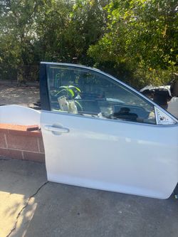 RIGHT PASSENGER SIDE FROONT DOOR  2014 TOYOTA CAMRY (WHITE) WITH HINGES