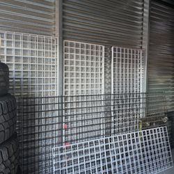  paneles de malla metálica tipo exhibidor, comúnmente utilizados para organizar o mostrar mercancía en tiendas, ferias o bazares mira mis ofertas. 