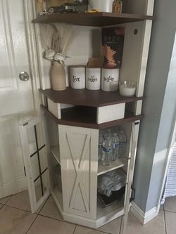 Corner cabinet