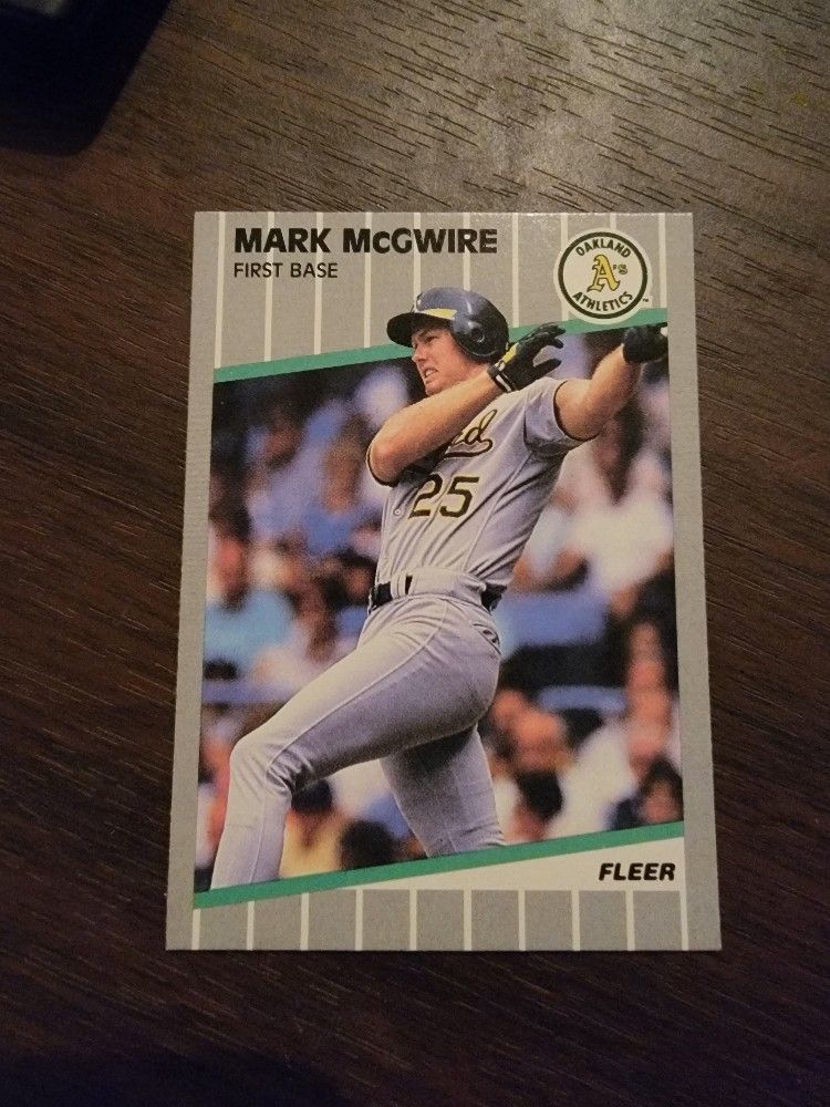 1989 Fleer Mark McGwire Baseball Card #17 NM