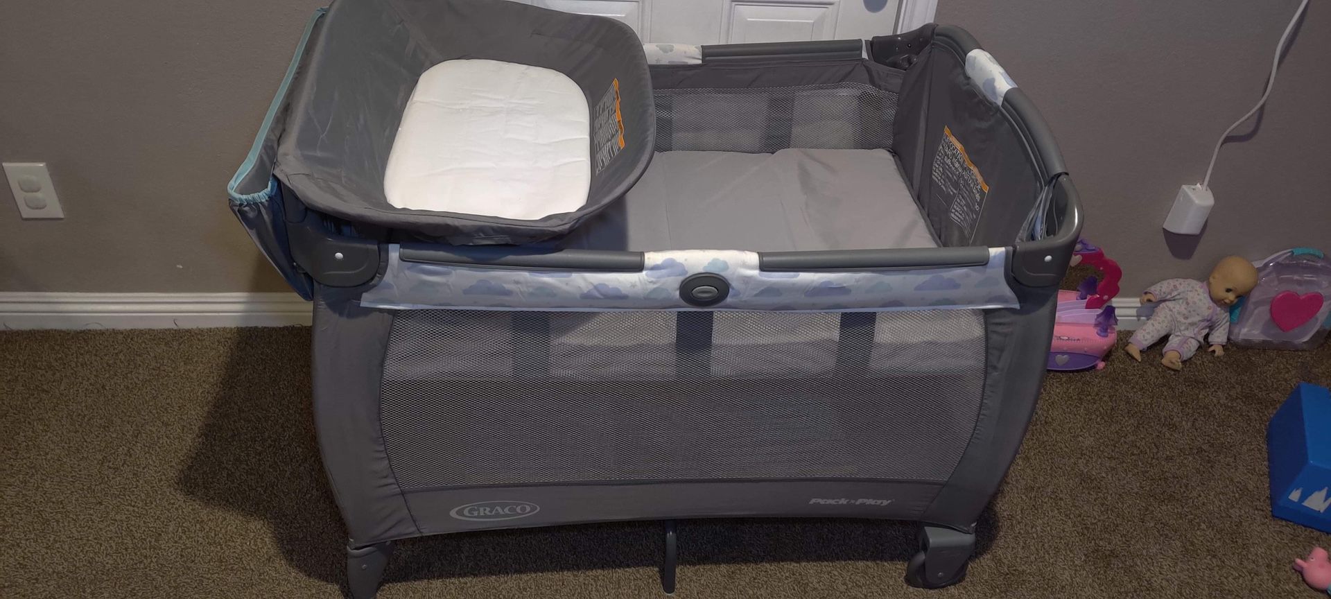 Graco pack n play with diaper changer and infant bassinet