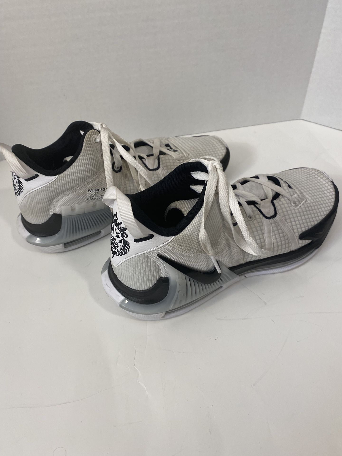 Nike LeBron James Witness VII Men’s Performance Basketball Tennis Shoes; Size 9; White & Black