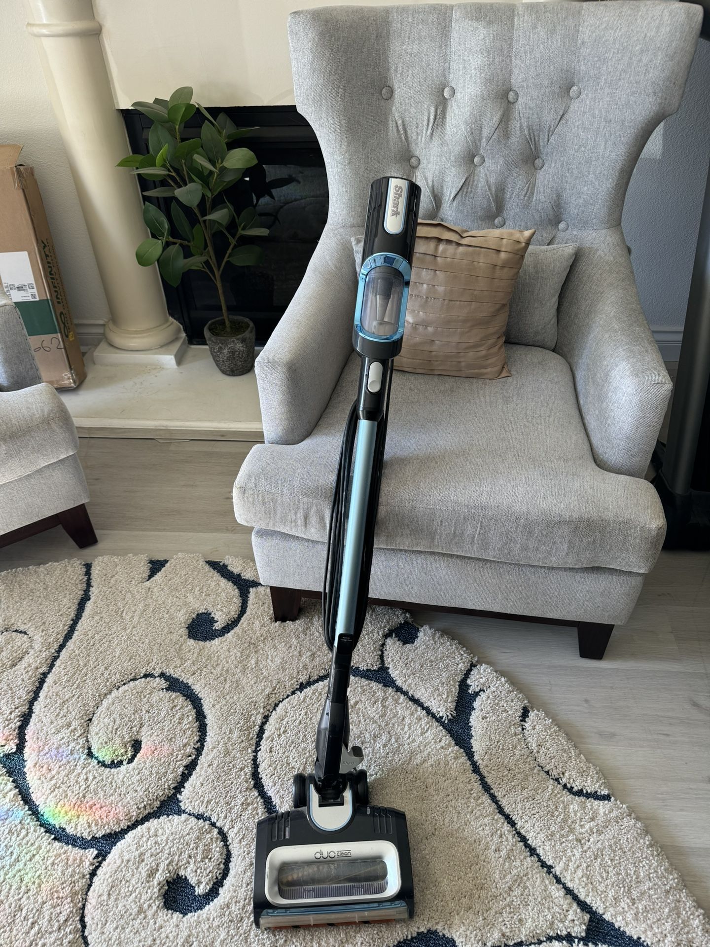 $299.00 SHARK Duo Clean Vacuum - Works! 