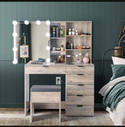Makeup Vanity Desk Set with Light And Mirror .