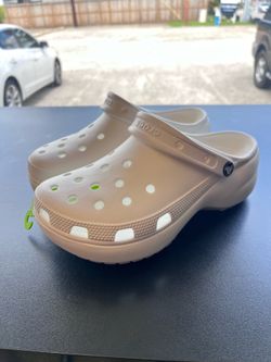 Sz 9W platform crocs