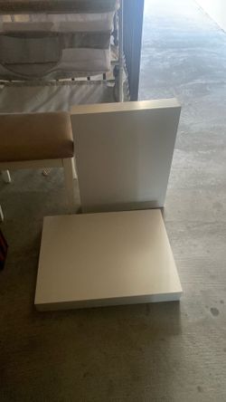 Dos. Tablones de formica para colocarle mesita de noche.