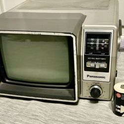 Panasonic black and white television model TR-7000 vintage still Works