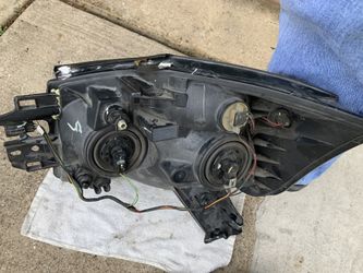 Headlight came off from 2008 Nissan Armada. Right side. Come with wires