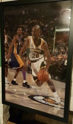 Gary Payton signed picture. Very collectable