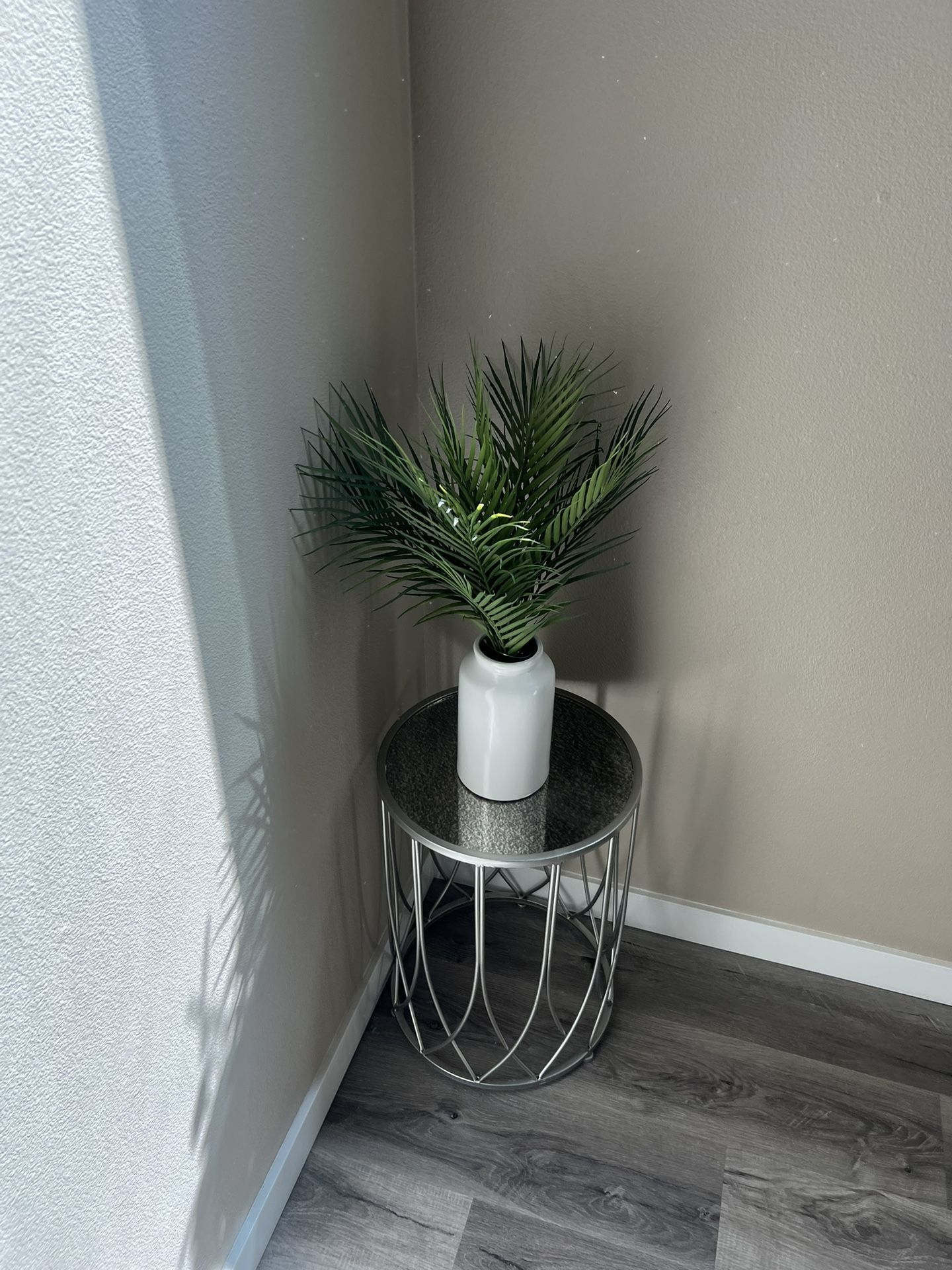 Side   Table excellent conditiondq