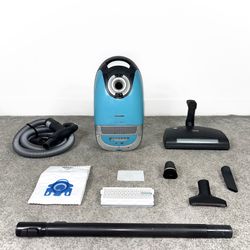 Miele Aquarius Vacuum Cleaner w/ all attachments